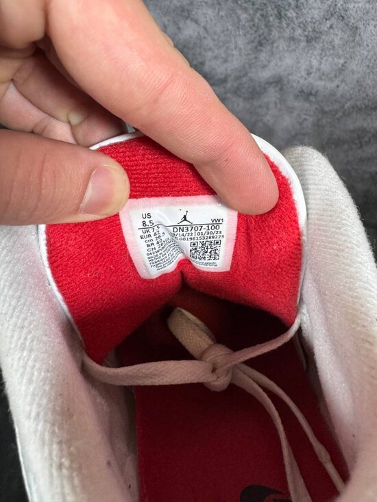 Size 8.5 | Jordan 3 White Cement With Box | Pre-Owned - Picture 6 of 9